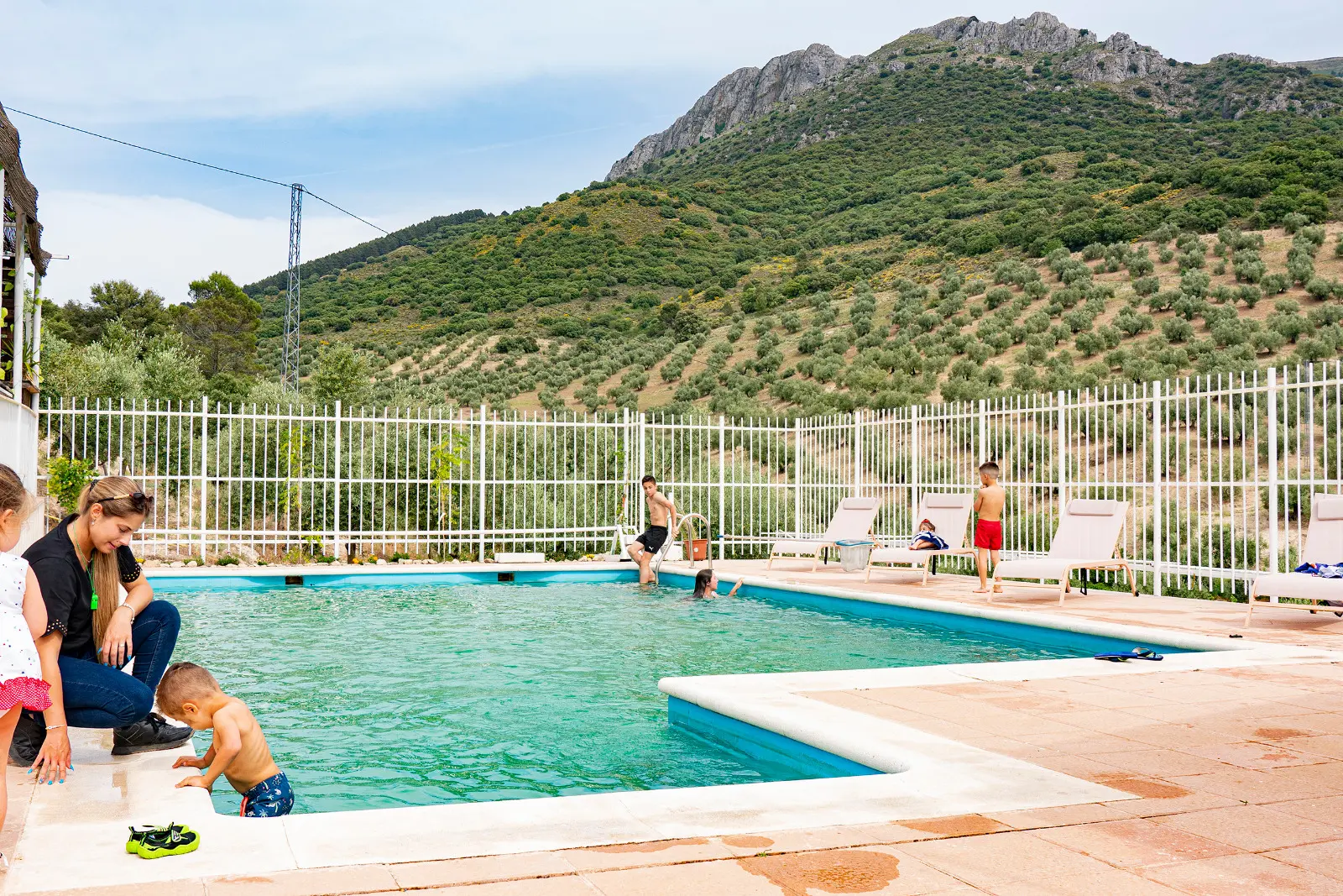 Piscina de Villa de Dulce con vistas a la sierra de Jaén