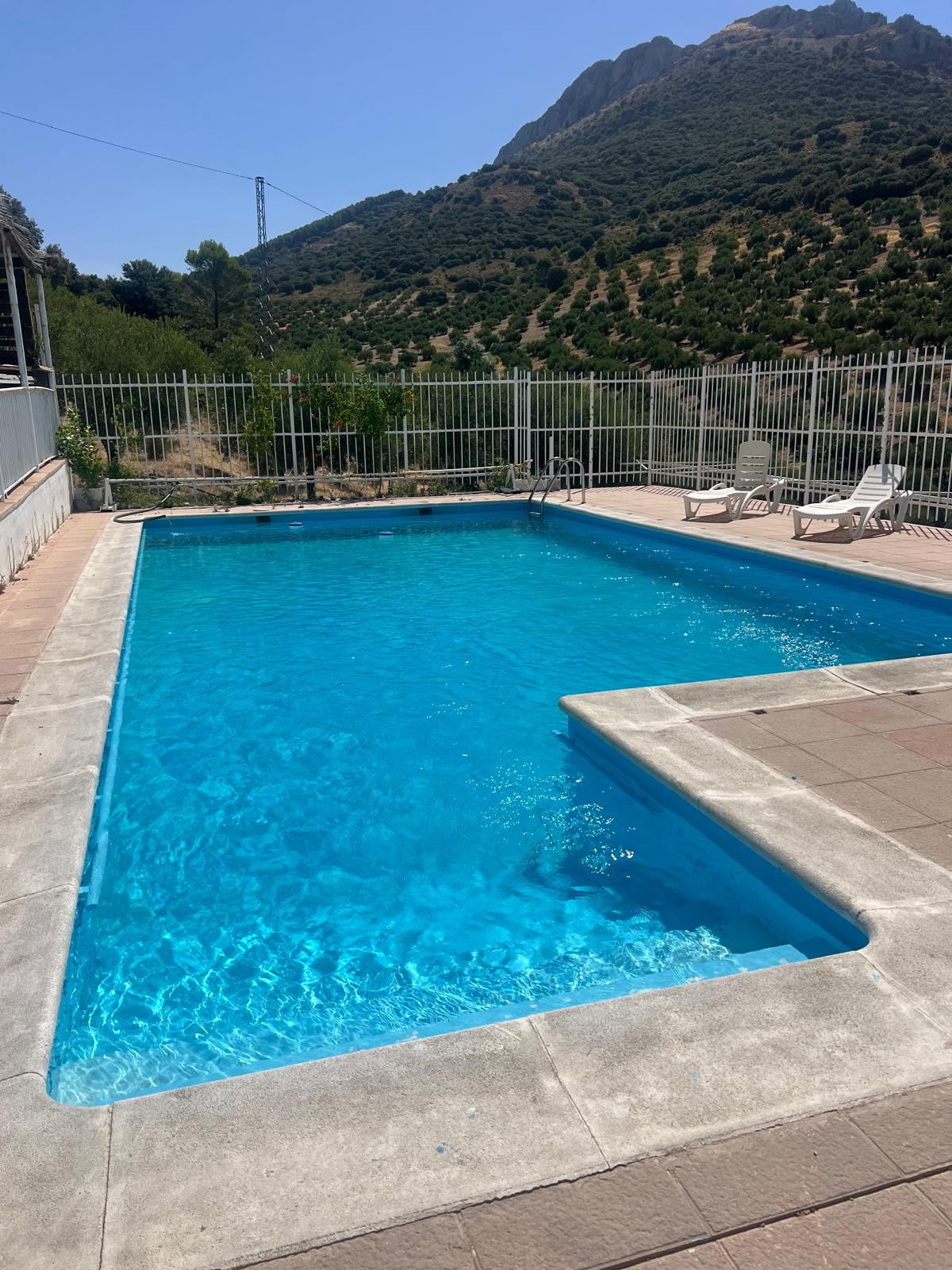 Piscina de Villa de Dulce con agua cristalina y vistas a la sierra de Jaén